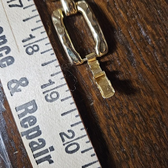 Vintage gold tone hammered square bold statement necklace. - Picture 3 of 11